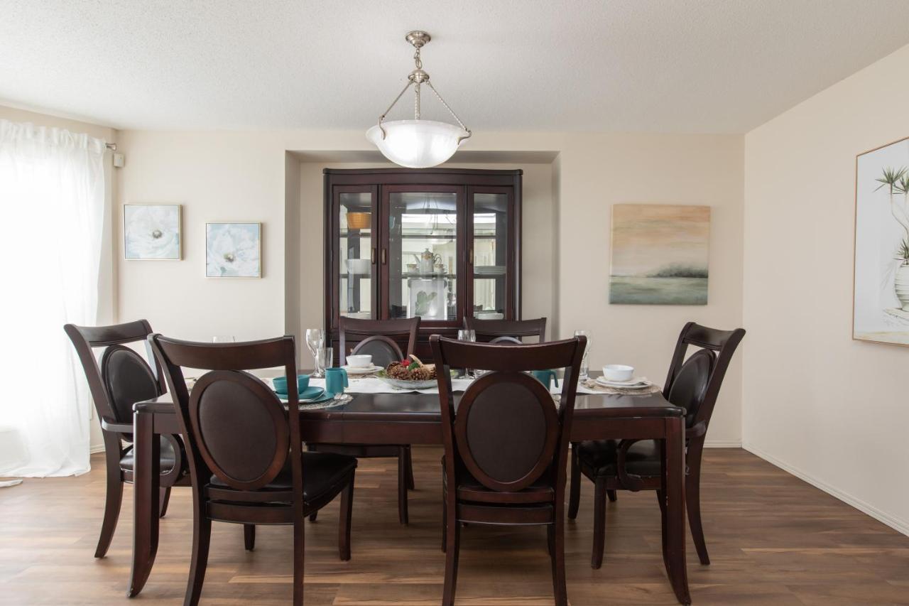 Elegant 6 Bedroom House Near U Of Manitoba ウィニペグ エクステリア 写真