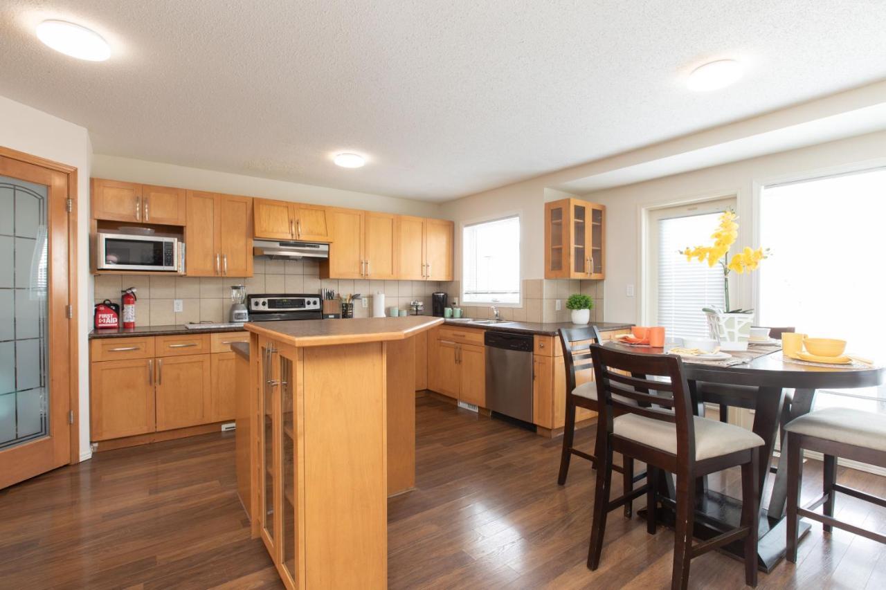 Elegant 6 Bedroom House Near U Of Manitoba ウィニペグ エクステリア 写真