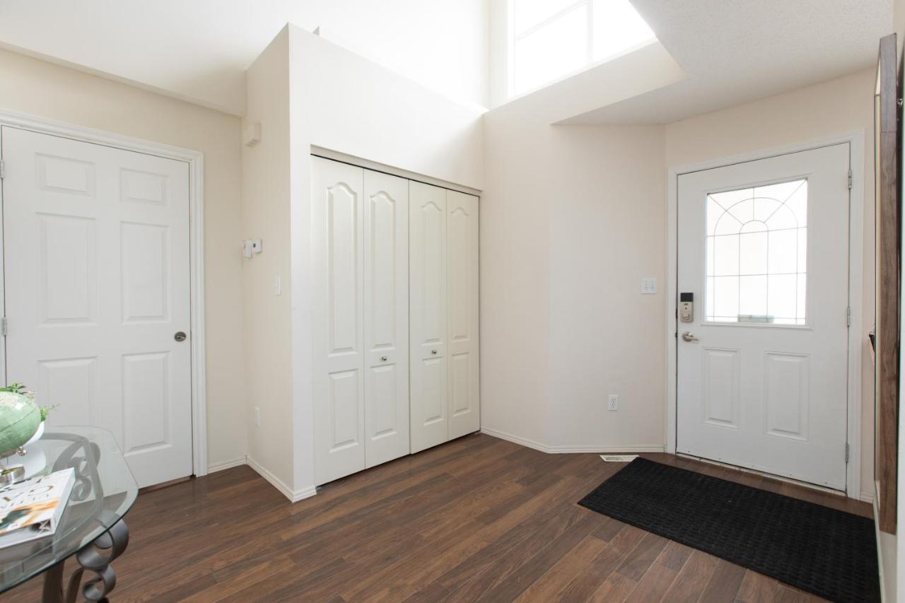 Elegant 6 Bedroom House Near U Of Manitoba ウィニペグ エクステリア 写真