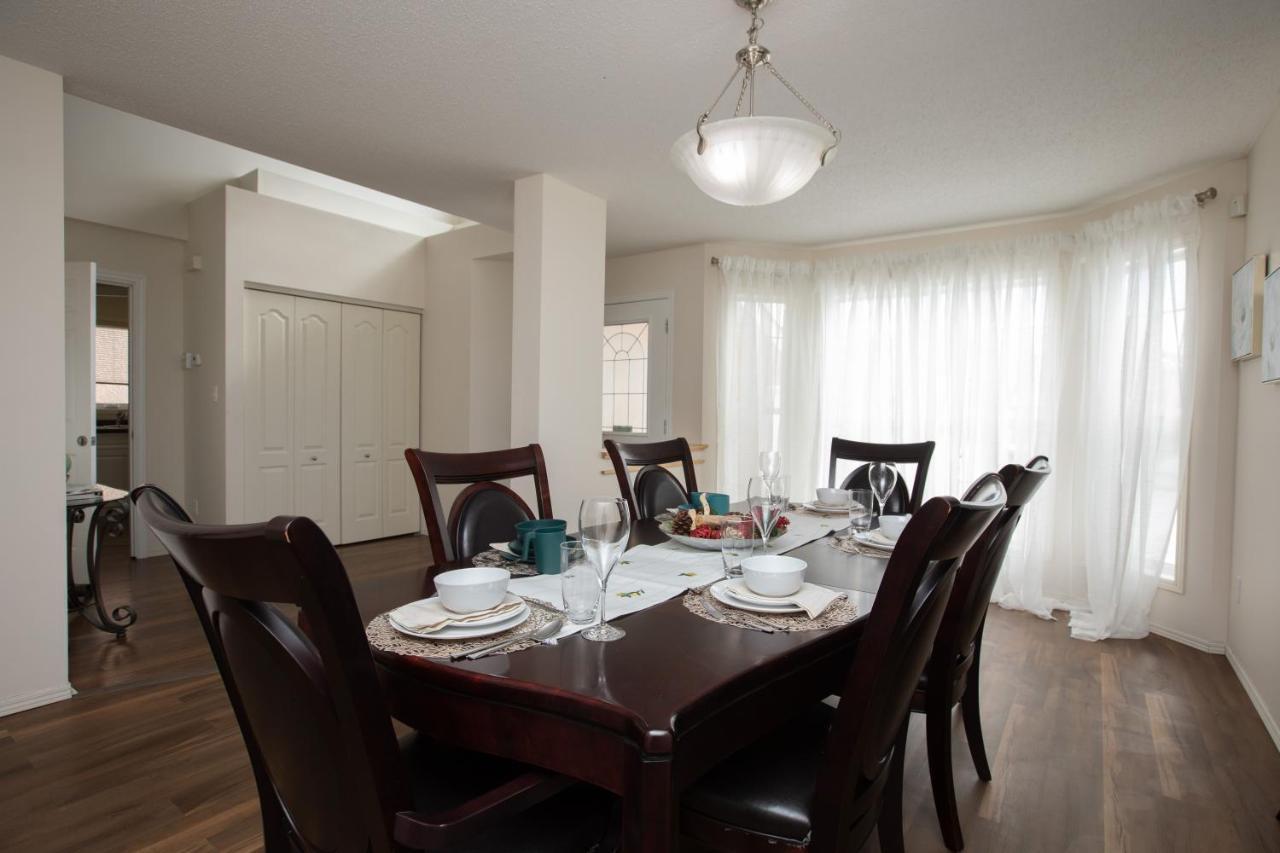 Elegant 6 Bedroom House Near U Of Manitoba ウィニペグ エクステリア 写真