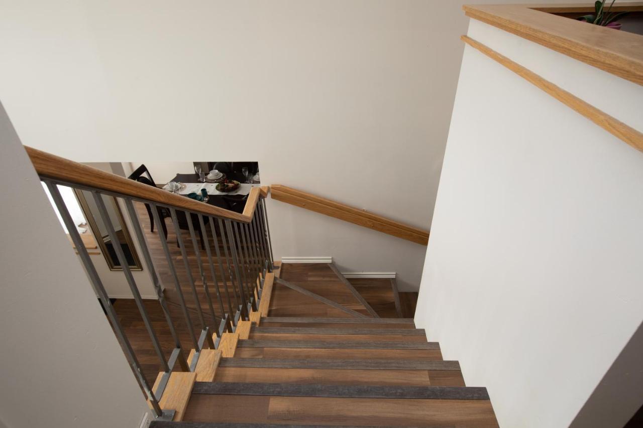 Elegant 6 Bedroom House Near U Of Manitoba ウィニペグ エクステリア 写真