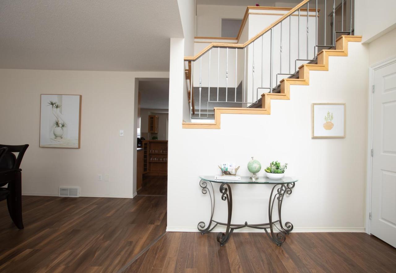Elegant 6 Bedroom House Near U Of Manitoba ウィニペグ エクステリア 写真