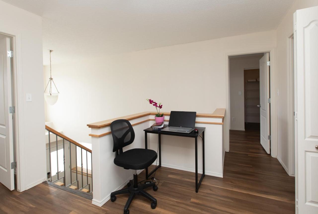 Elegant 6 Bedroom House Near U Of Manitoba ウィニペグ エクステリア 写真
