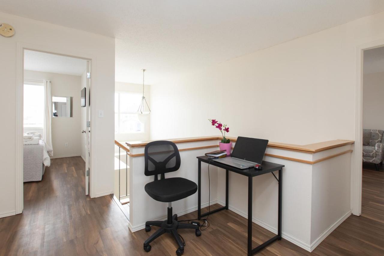 Elegant 6 Bedroom House Near U Of Manitoba ウィニペグ エクステリア 写真