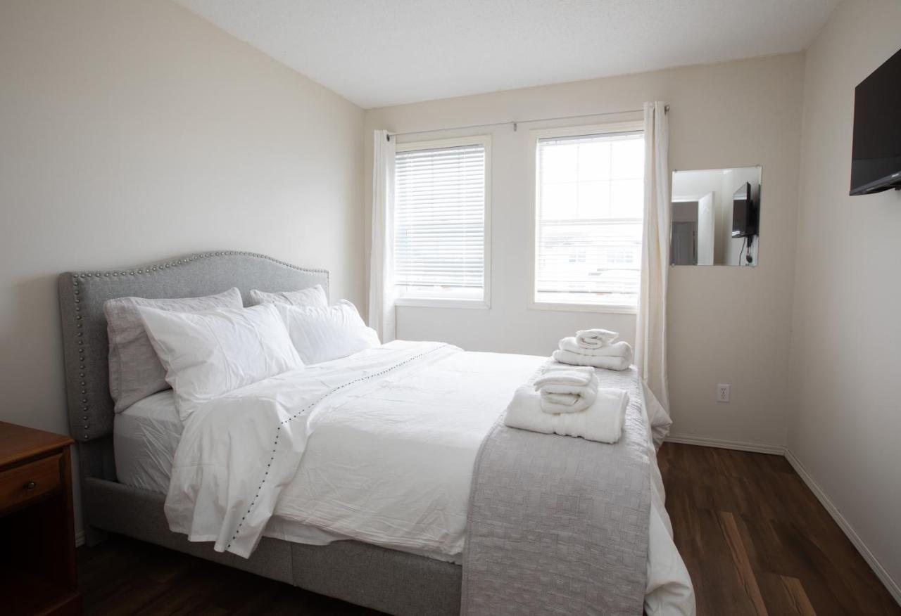 Elegant 6 Bedroom House Near U Of Manitoba ウィニペグ エクステリア 写真