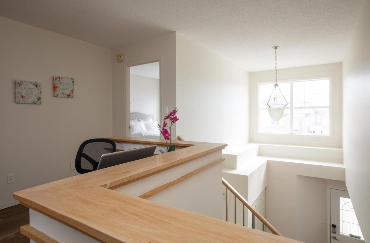 Elegant 6 Bedroom House Near U Of Manitoba ウィニペグ エクステリア 写真