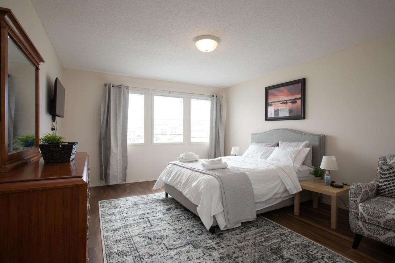 Elegant 6 Bedroom House Near U Of Manitoba ウィニペグ エクステリア 写真