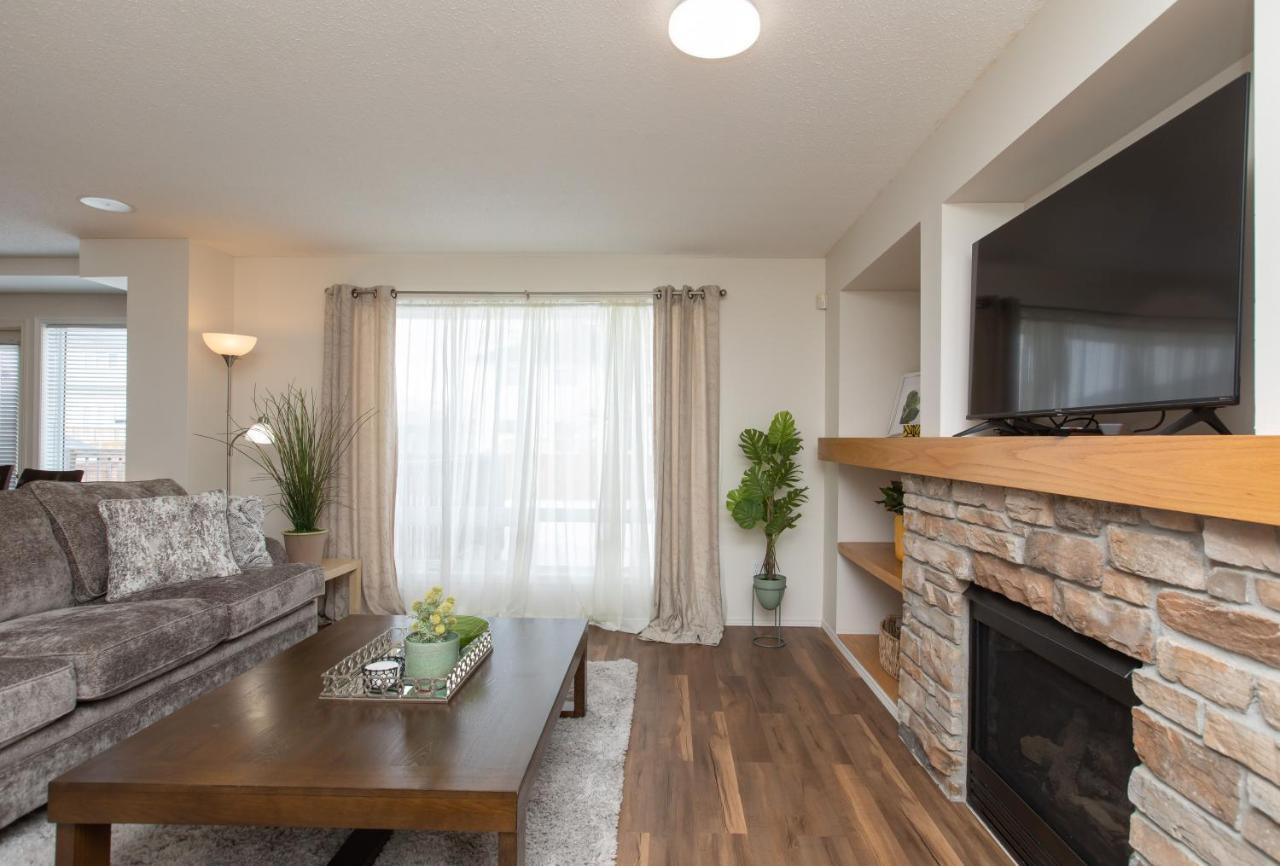 Elegant 6 Bedroom House Near U Of Manitoba ウィニペグ エクステリア 写真