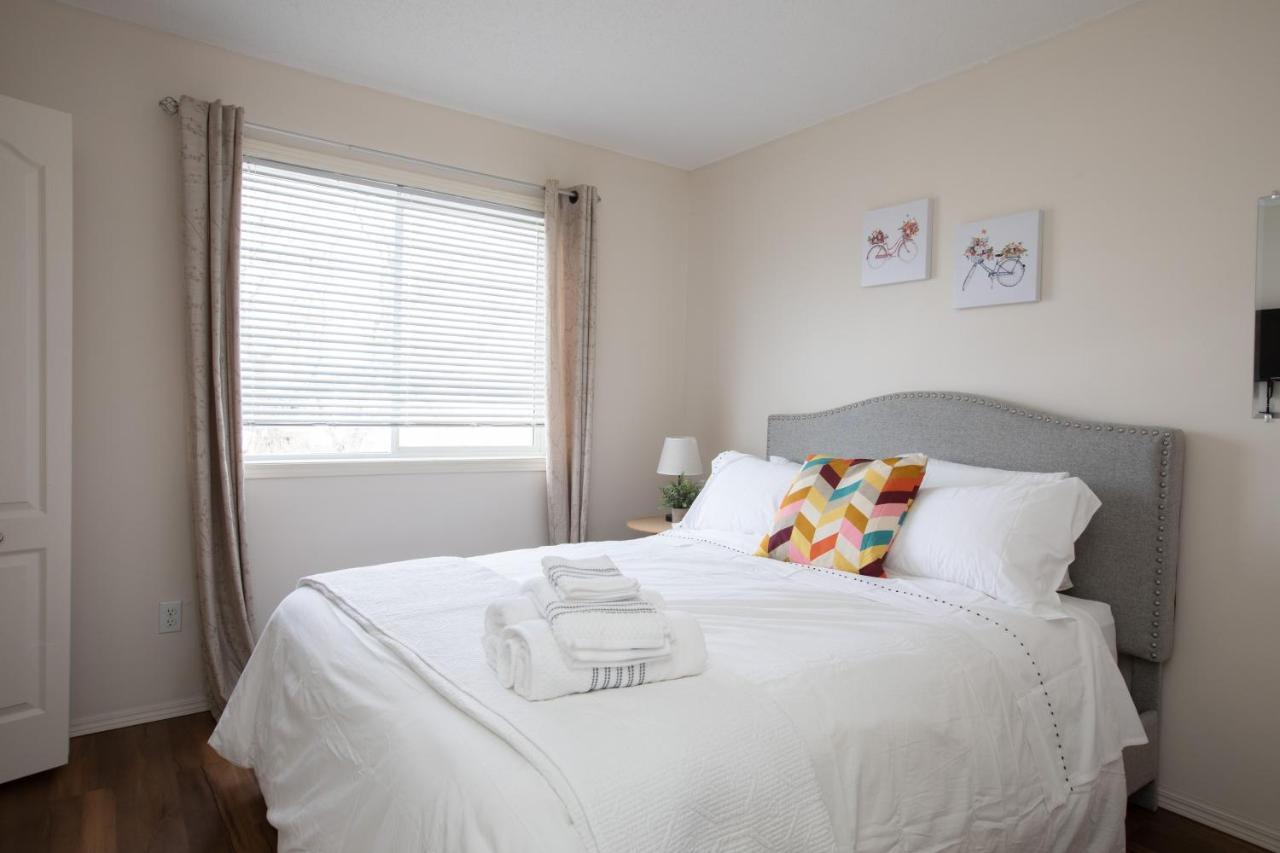 Elegant 6 Bedroom House Near U Of Manitoba ウィニペグ エクステリア 写真