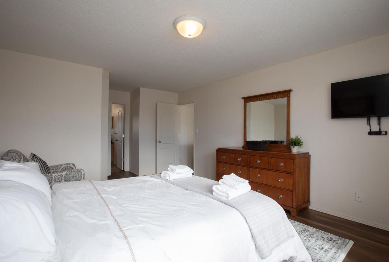 Elegant 6 Bedroom House Near U Of Manitoba ウィニペグ エクステリア 写真