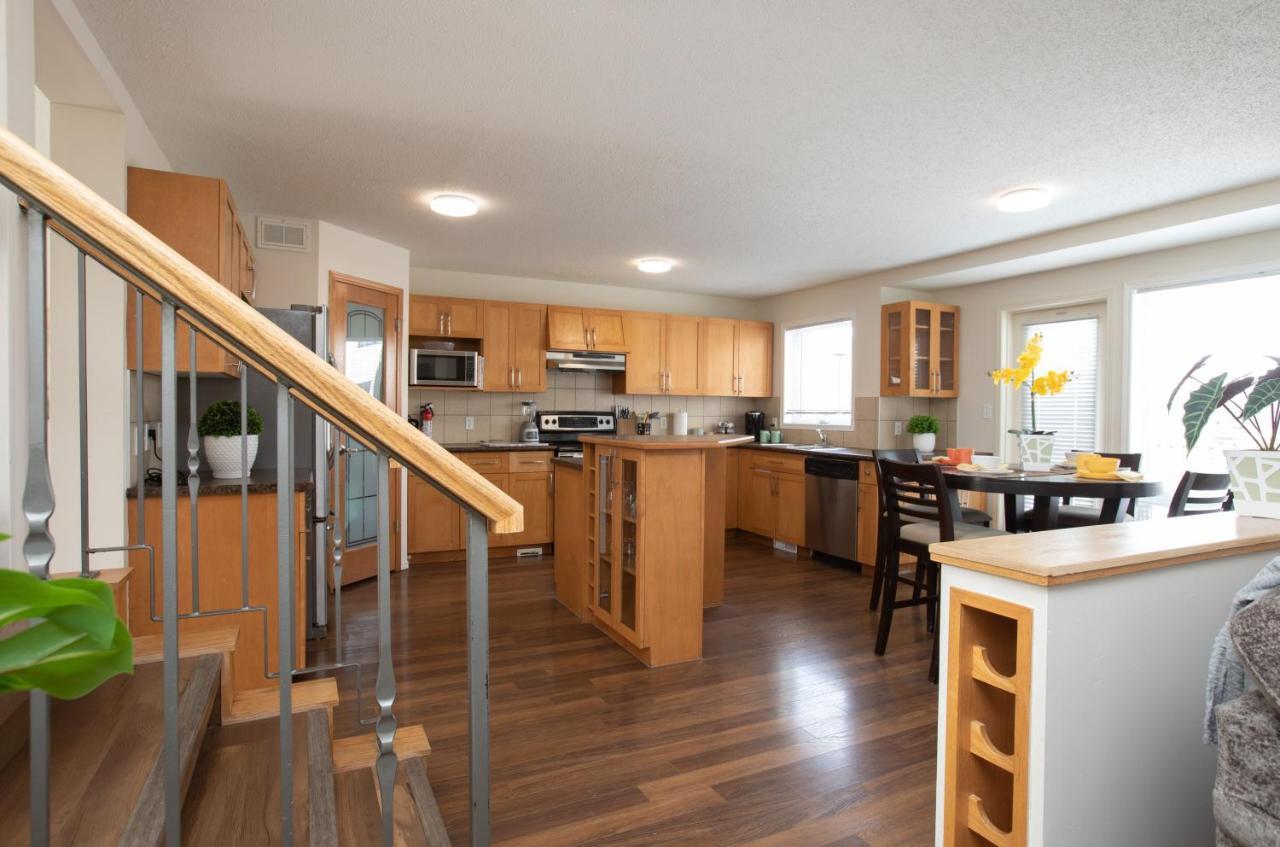 Elegant 6 Bedroom House Near U Of Manitoba ウィニペグ エクステリア 写真