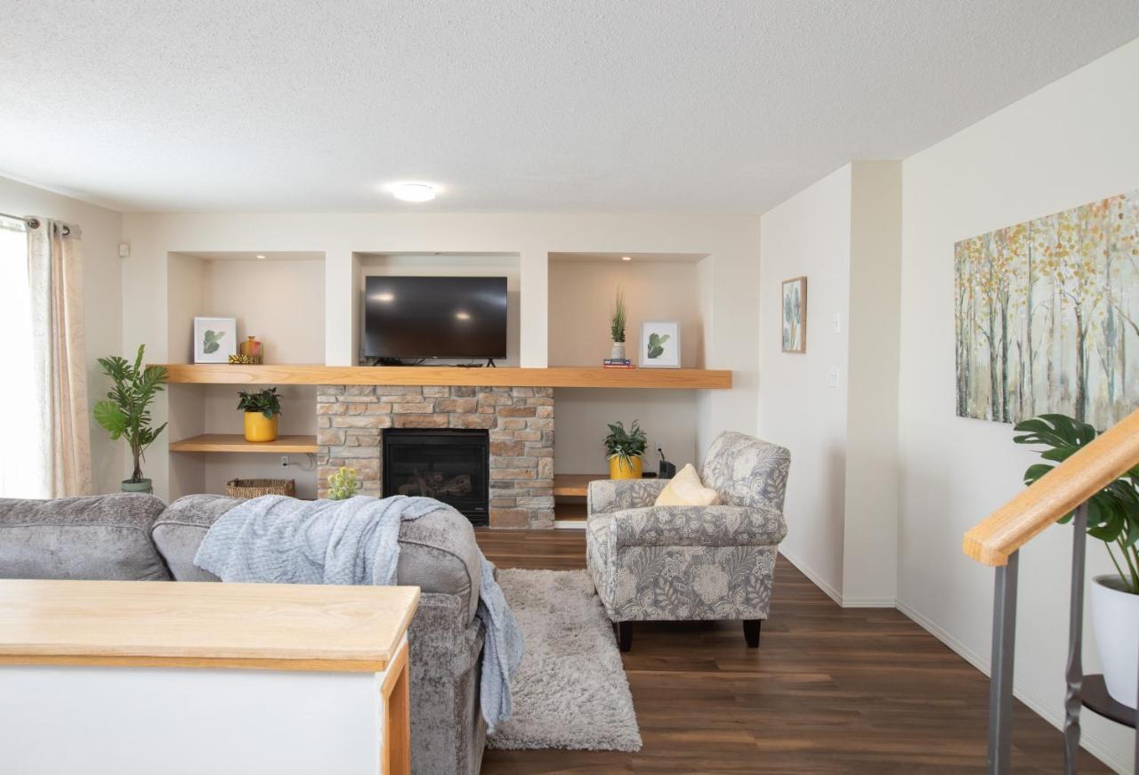Elegant 6 Bedroom House Near U Of Manitoba ウィニペグ エクステリア 写真
