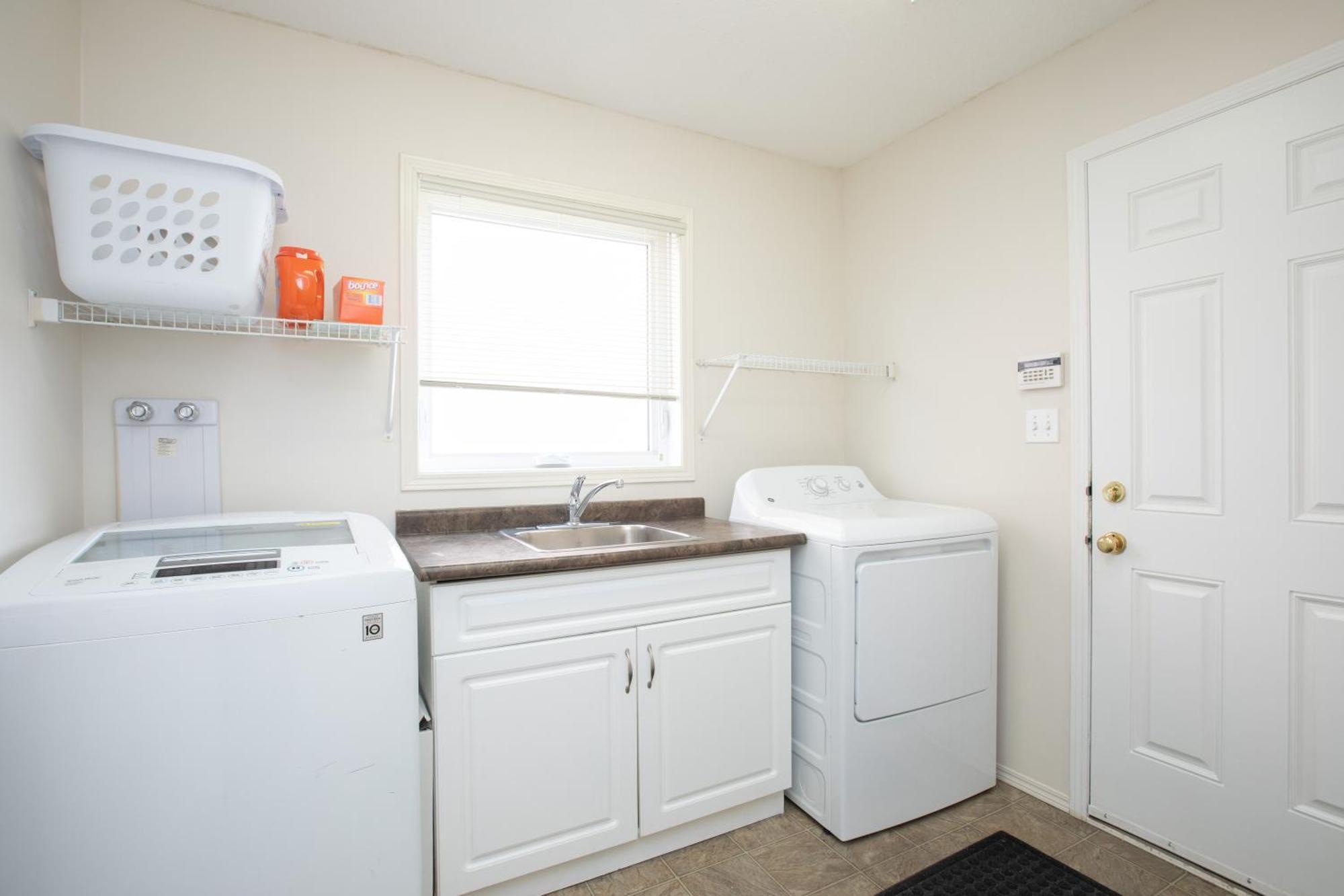Elegant 6 Bedroom House Near U Of Manitoba ウィニペグ エクステリア 写真